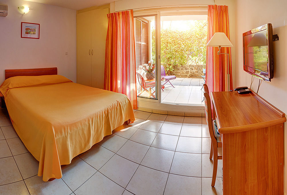 Le Kerveguen Hotell Saint-Gilles-les Bains Exteriör bild