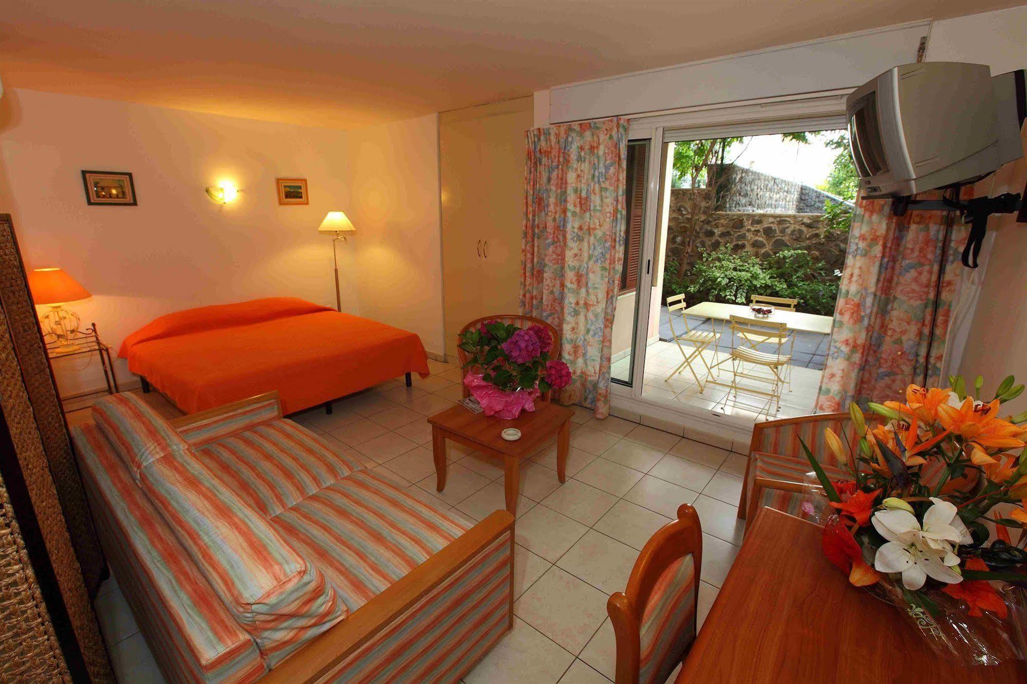 Le Kerveguen Hotell Saint-Gilles-les Bains Exteriör bild
