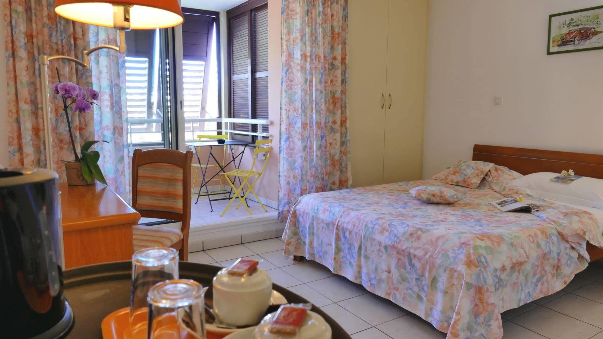 Le Kerveguen Hotell Saint-Gilles-les Bains Exteriör bild