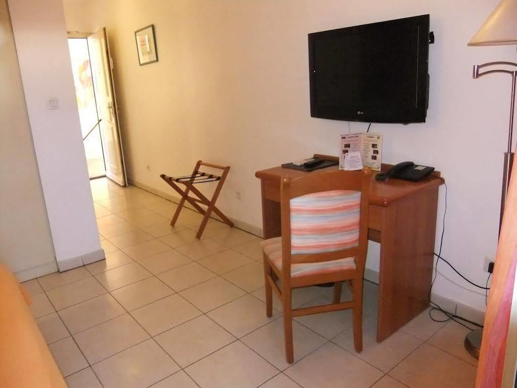 Le Kerveguen Hotell Saint-Gilles-les Bains Exteriör bild